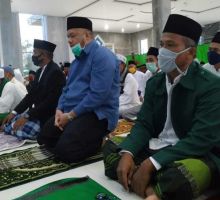 Usai Salat Idul Fitri di Desa Seresam, Bupati Inhu Langsung Pulang ke Rumah Orang Tua di Rengat (foto/ist)
