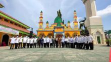 Pengurus LPTQ dan Dewan Hakim MTQ ke-50 tingkat Kabupaten Inhu foto bersama dengan Sekda Inhu Hendrizal usai dilantik/yuzwa