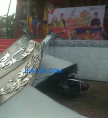Kondisi sepeda motor yang tertimpa miniatur tanjak dilapangan tugu Bengkalis