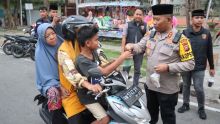 Hari ke 4 Ramadhan, Kapolres Kep Meranti dan Jajaran Satreskrim Bagi-bagi Takjil ke Pengendara Jalan