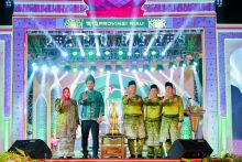 Bupati Kasmarni saat menerima penyerahan piala MTQ ke-43.