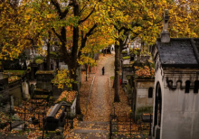 Seorang pengunjung berjalan menyusuri gang di pemakaman Pere-Lachaise di Paris/ AFP