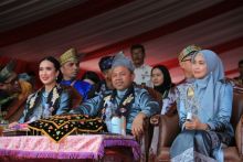 Gubernur Riau (Gubri) Abdul Wahid menyambut kehadiran delegasi kedutaan besar dari Bangladesh, Fiji, Rwanda, serta perwakilan negara sahabat lainnya. Pertemuan ini berlangsung di Gedung Daerah Balai Serindit, Pekanbaru, Selasa (19/08/2025) malam.