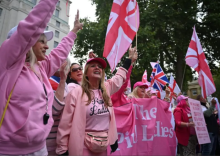 Pink Ladies: Para wanita di balik protes terhadap migrasi & keselamatan perempuan di Inggris/ AFP