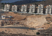 Bangunan-bangunan yang baru dibangun terlihat di pemukiman Israel Givat Zeev dekat kota Ramallah di Palestina/ AFP