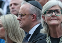 Perdana Menteri Australia Anthony Albanese (tengah), istrinya Jodie Haydon (kiri) dan Gubernur Jenderal Australia Sam Mostyn (kanan) menghadiri upacara peringatan untuk para korban penembakan di Pantai Bondi di Sydney pada 21 Desember 2025/ AFP