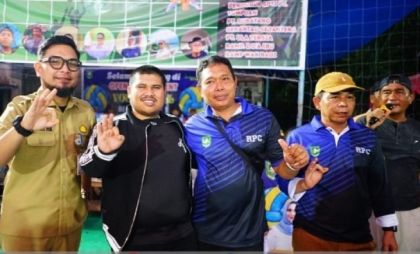 Wakil Ketua I DPRD Bengkalis Serahkan Piala Juara I Voli Putri Bermasa Cup I 