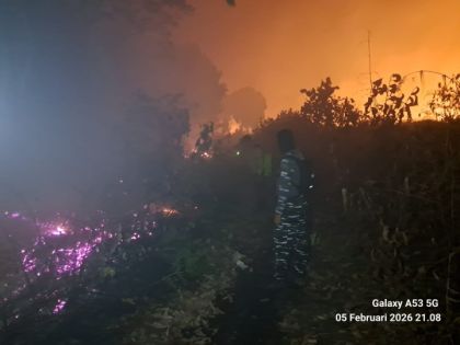 Bersama Tim Gabungan, Personel Pos TNI AL Bengkalis Ikut Berjibaku Padamkan Api Karhutla 