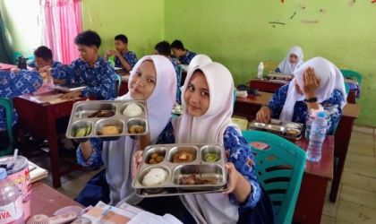 Siswa menyantap Makan Gergizi Gratis. Sumber: CNBC