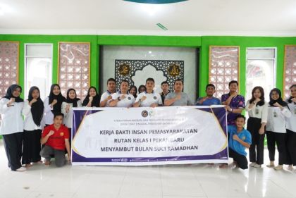 Menjemput Ramadan dengan Gotong Royong, Petugas dan Warga Binaan Rutan Kelas I Pekanbaru Bersihkan Masjid