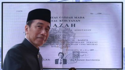 Presiden ke-7 Joko Widodo dan ijazah. Sumber: kompas.com
