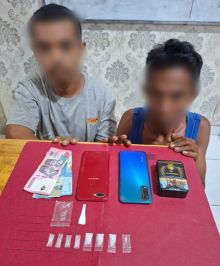 Dua Pria Diciduk di Pusako, Satresnarkoba Polres Siak Amankan 8 Paket Sabu