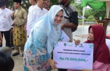 Bupati Kasmarni Tandatangani Prasasti di Ruang Terbuka Saat Safari Ramadhan Siak Kecil