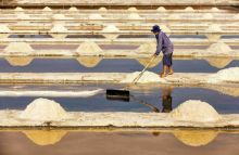 Ilustrasi pengolahan garam. Sumber: Internet