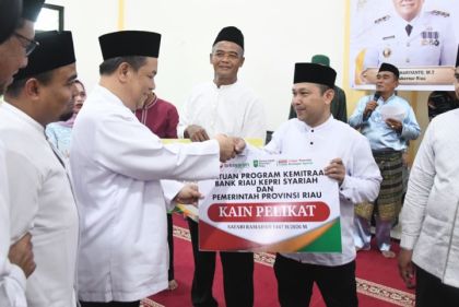 Penyerahan bantuan dari BRKS Syariah