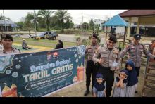 Jelang Berbuka, Polres Siak Sapa Warga Dayun dengan Takjil Gratis