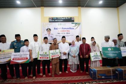 Plt Gubernur Riau, SF Hariyanto, disambut antusias oleh warga Desa Muara Basung, Kabupaten Bengkalis.