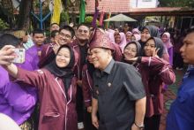 Plt Gubri SF Hariyanto bersama pelajar