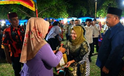 Bupati Bengkalis Kasmarni Bagikan Sembako di Bazar Bersama Bermasa