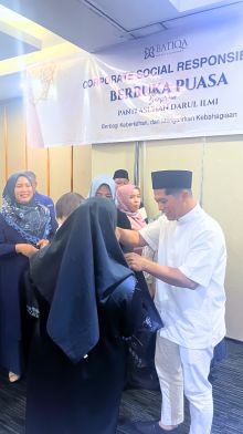Keterangan foto : General Manager BATIQA Hotel Pekanbaru memberikan cenderamata untuk anak panti asuhan