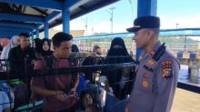 Ops Ketupat 2026, Polisi Edukasi Penumpang di Pelabuhan Mengkapan