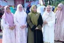 Bupati Kasmarni dan Keluarga Shalat Idul Fitri di Lapangan Tugu Bengkalis
