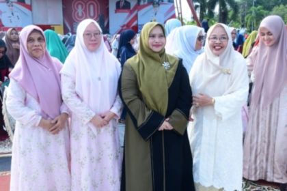 Bupati Kasmarni dan Keluarga Shalat Idul Fitri di Lapangan Tugu Bengkalis