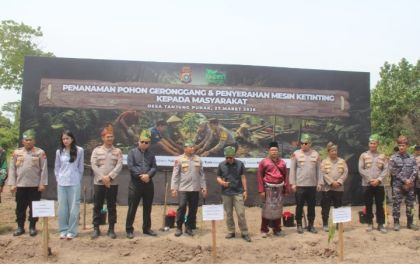 Kapolda Riau Tanam Geronggang dan Bantu Nelayan dengan Mesin Ketinting di Rupat Utara