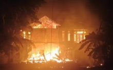 Rumah Bandar Narkoba Ditinggal Kosong Ludes Terbakar di Desa Jangkang