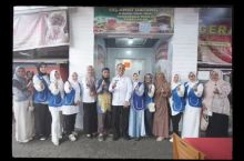 Bupati Inhil H.Herman Bersama Ketua IWAPI Inhil Hj.Katerina Susanti Herman meresmikan Gerai Oleh oleh Khas Inhil Pengusaha Muslim yang berada di Jalan Baharuddin Yusuf Tembilahan.