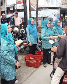 Ketua Tim Penggerak Pemberdayaan (TP) Kesejahteraan Keluarga (PKK) Indragiri Hilir Hj. Katerina Susanti Herman, SKM, M. Kes beserta pengurus lainnya membagikan Takjil kepada masyarakat yang melintas di Jalan Telaga Biru, Tembilahan, Jumat, (20/02/2025).