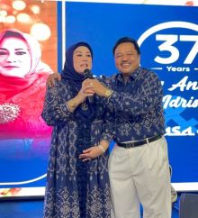 Idris Laena bersama istri 