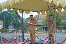 Bupati Indragiri Hilir, Herman, memimpin apel bersama Aparatur Sipil Negara (ASN) di lingkungan Pemerintah Kabupaten Indragiri Hilir pada Senin 30 Maret 2026.