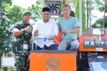 Dua Mesin Panen Modern Disalurkan, Wabup Siak Dorong Petani Lebih Produktif
