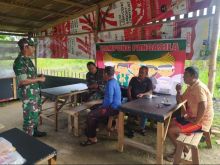 Babinsa Koramil 01/Siak Laksanakan Wasbang dan Sosialisasi Nilai Pancasila di Kampung Rawang Air Putih