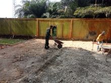 Babinsa Koramil 01/Siak Laksanakan Gotong Royong Bersama Warga di Kampung Buana Bakti