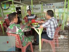 Pererat Silaturahmi, Babinsa Koramil 06/PWK Sabak Auh Gelar Komsos di Bungaraya