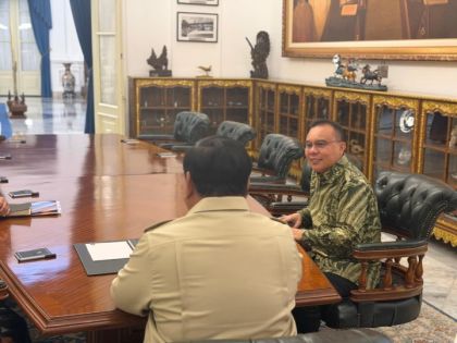 Ketua DPR RI Sufmi Dasco Ahmad melaporkan hal penting kepada Presiden RI Prabowo Subianto. Sumber: kompas.com