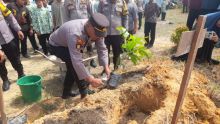 Polres Siak Gaungkan Aksi Hijau, Tanam Pohon di Ponpes Kandis