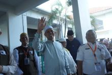 Bupati Indragiri Hilir (Inhil) Herman, saat melepas keberangkatan Jemaah Haji dari Embarkasi Batam menuju Tanah Suci, pada Rabu (29/4).