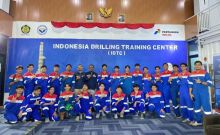 Chandra Setiawan dan Wahyu Kurniawan bersama rekan-rekannya saat melaksanakan pendidikan Vokasi PHR di Indonesia Drilling Training Center (IDTC), Indramayu, Jawa Barat, beberapa waktu lalu.