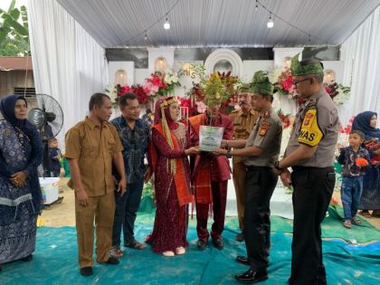 Pengantin Baru di Kandis Terima Hadiah Bibit Ketapang dari Polsek Kandis