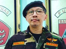 Permadi Arya alias Abu Janda berseragam Banser. Sumber: detik.com