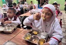 Ilustrasi siswa SD menkonsumsi Makan Bergizi Gratis (MBG). Sumber: Internet