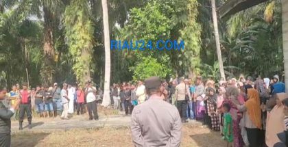 Kaum Hawa Desa Batang Duku Ber Orasi saat Petugas Kepolisian Olah TKP Kasus Pembakaran Rumah