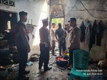 Kapolsek Kandis Serahkan Bantuan kepada Warga Terdampak Musibah Kebakaran