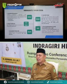 Bupati Indragiri Hilir, H. Herman, SE, MT mengikuti Zoom Meeting bersama kepala daerah se-Indonesia.