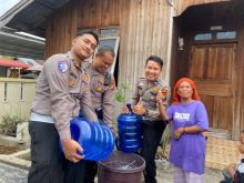 Satlantas Polres Bengkalis Bagikan Air Bersih Gratis ke Warga
