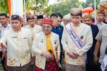 Presiden ke-7 Joko Widodo mengenakan baju adat Lampung. Sumber: kompas.com
