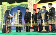 Bupati Bengkalis Serahkan Piala Bergilir Pada Pembukaan MTQ ke-44 Riau